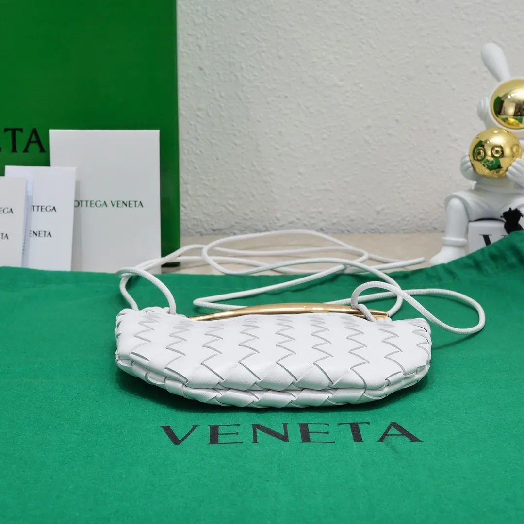 Batch of 1260 BV Mini Sardine is coming‼ ️Super high-end, stainless steel hardware + 24k real gold plating process, fish scales (concave and convex positions) are the finishing touch, the sardine bag that can be carried cross-body is completely beautiful to the heart. The metal element handle and weaving are perfectly combined to completely integrate the artistic sense and elegance and fashion. It is really like a work of art🏺The large size is elegant, the small size is exquisite and cute, a must-have item for fashionistas, and the details are perfectly reproduced. Style number: 6680# Size 20*12*2.5